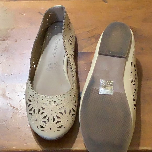 Beige flats. Size 39 or 8.  Leather.  Very little wear. - Picture 2 of 4